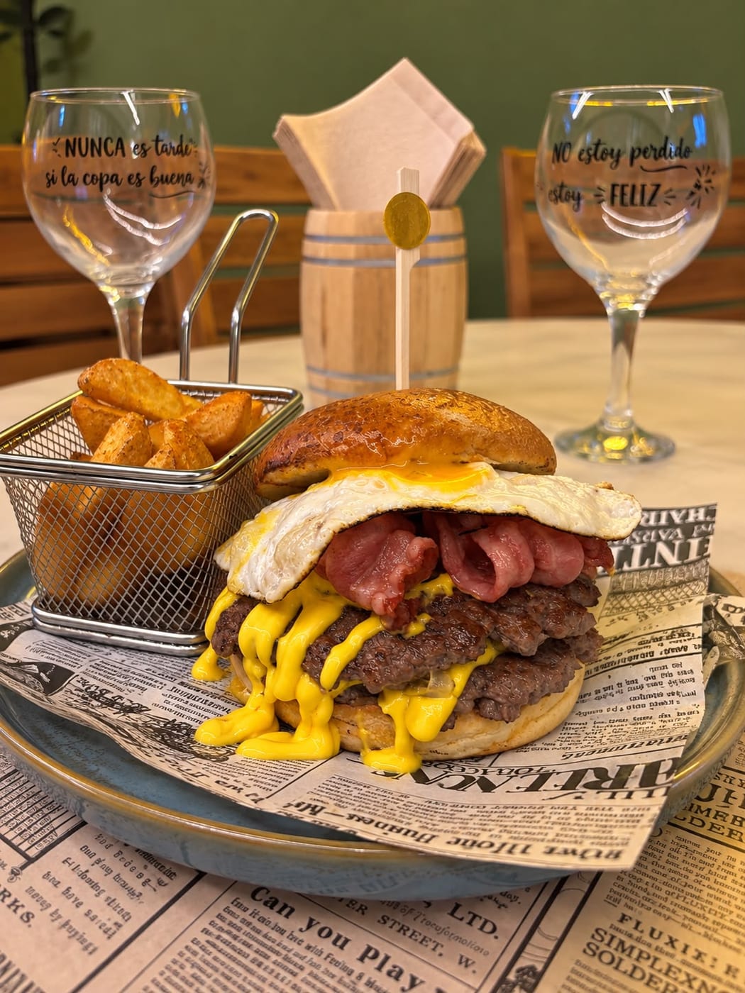Hamburguesa doble a la brasa con huevo y bacon